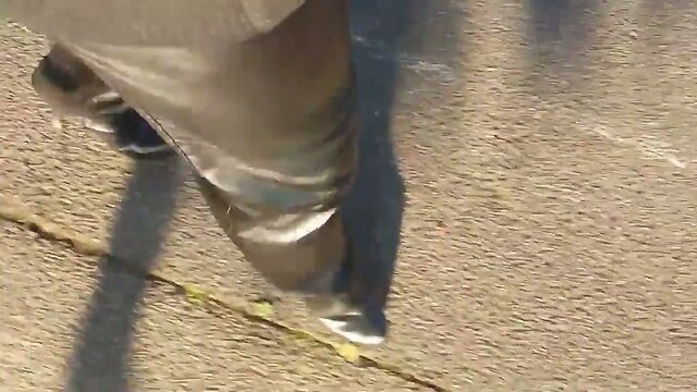 Walk in Leder und High Heels, Man in High Heels