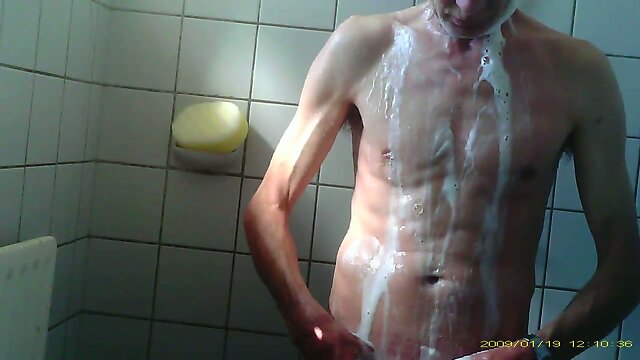 onder de douche taking a shower