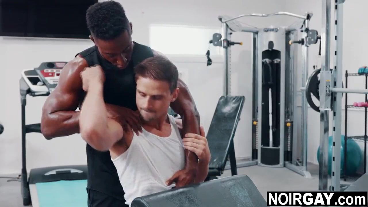 Interracial gay sex in the gym - manporn.xxx